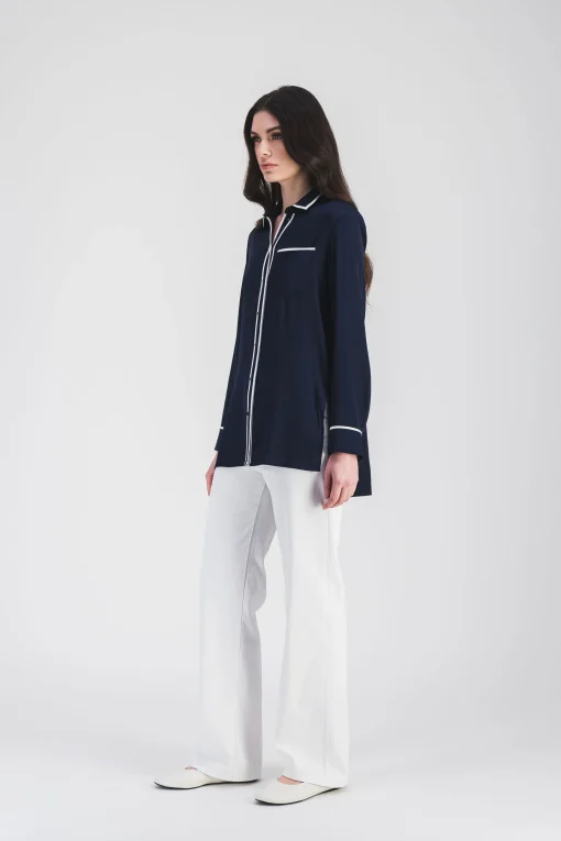 Chemise droite en satin contrasté marine