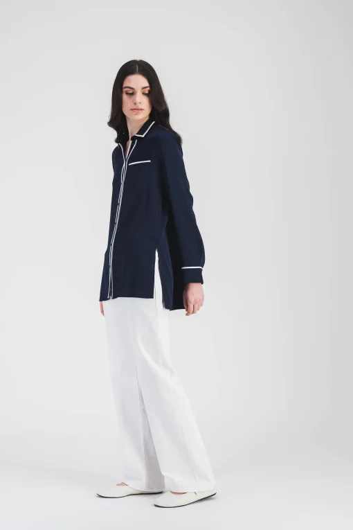 Chemise droite en satin contrasté marine