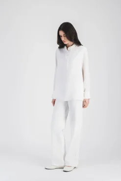 Chemise fluide en soie blanc cassé avec col mao