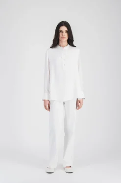 Chemise fluide en soie blanc cassé avec col mao