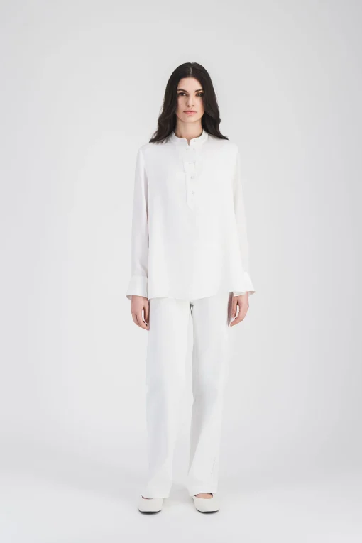 Chemise fluide en soie blanc cassé avec col mao