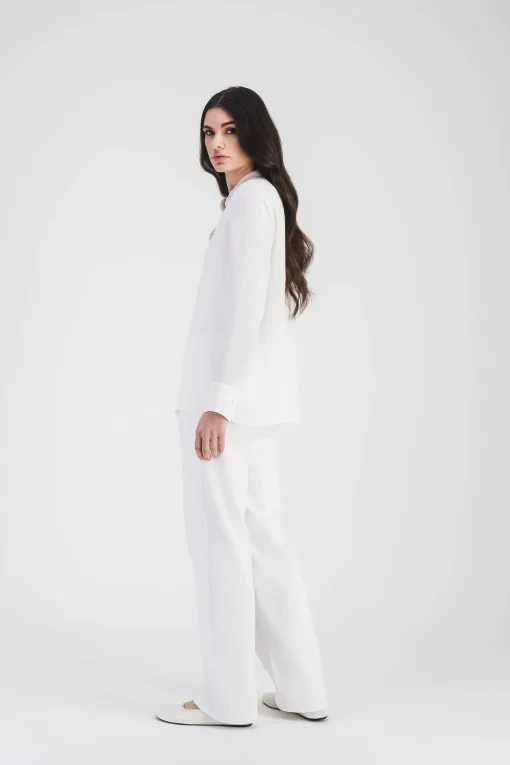 Chemise fluide en soie blanc cassé avec col mao