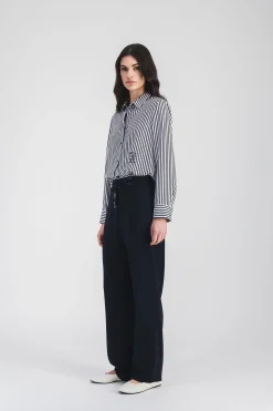 Pantalon fluide marine avec ceinture et détail cuir