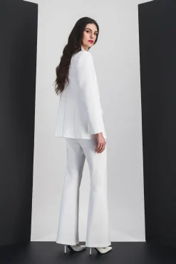 Pantalon évasé blanc cassé à plis structurés