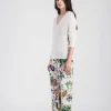 Pull blanc col V en maille légère