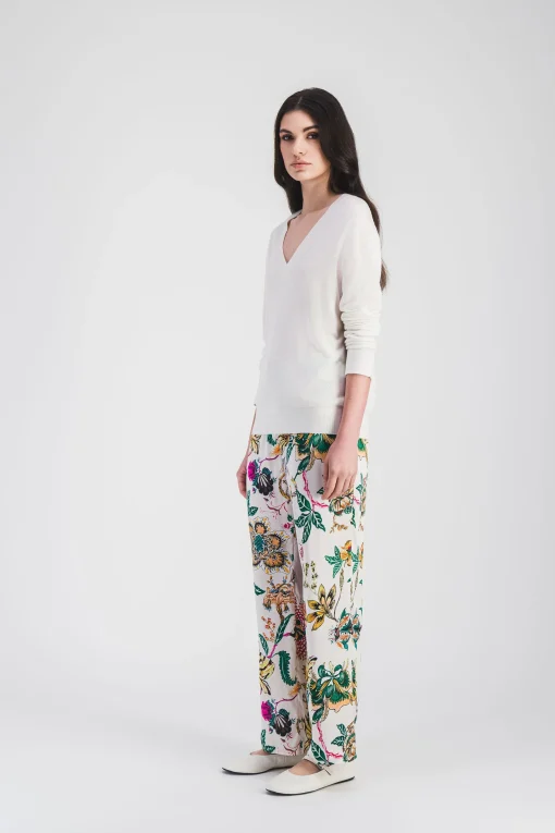 Pull blanc col V en maille légère