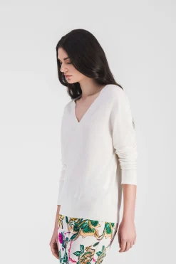 Pull blanc col V en maille légère