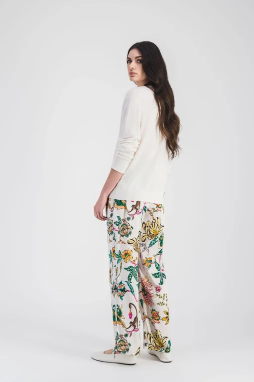 Pull blanc col V en maille légère