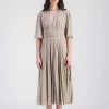 Robe longue dorée à plis
