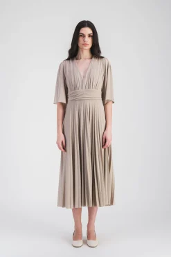Robe longue dorée à plis