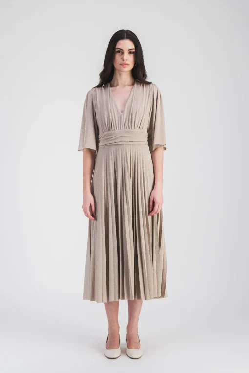 Robe longue dorée à plis