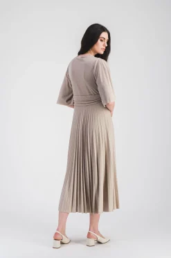 Robe longue dorée à plis