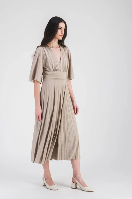 Robe longue dorée à plis