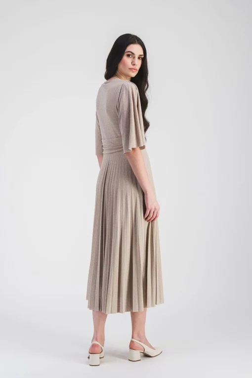 Robe longue dorée à plis