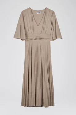 Robe longue dorée à plis