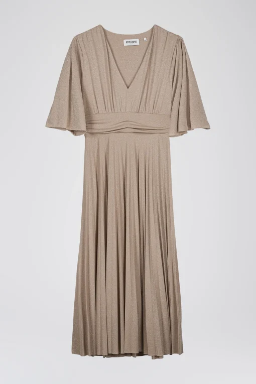 Robe longue dorée à plis