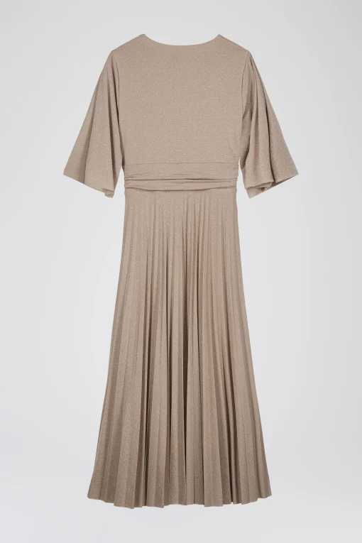 Robe longue dorée à plis