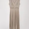 Robe mi-longue plissée à paillettes or