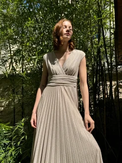 Robe mi-longue plissée à paillettes or
