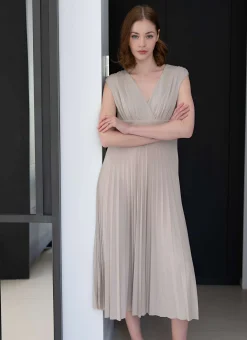 Robe mi-longue plissée à paillettes or